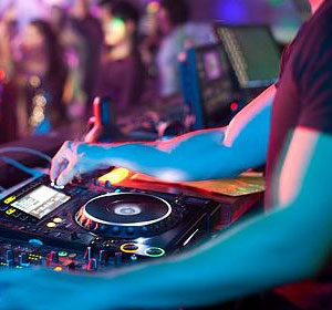 惠州一绝·食荔枝（苏轼词　吴春安曲，吴春安演唱）音乐简谱