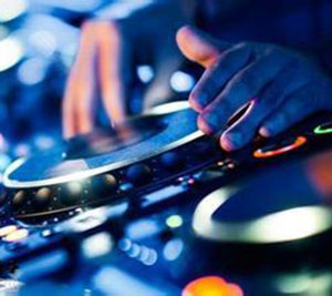 爱上一个比我大的女人（范修奎词伍茵曲）音乐简谱