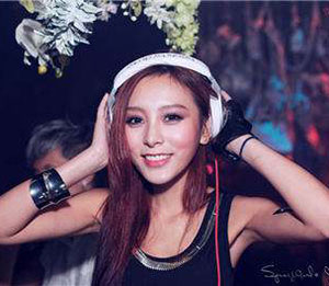 儿童手风琴曲：彩云追月音乐简谱